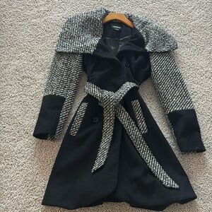 Bebe dress coat with tie waste black/white size small
